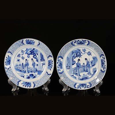Chine - marque et époque Kangxi paire d'assiettes blanc bleu à décor de personnages égrenures et un cheveu