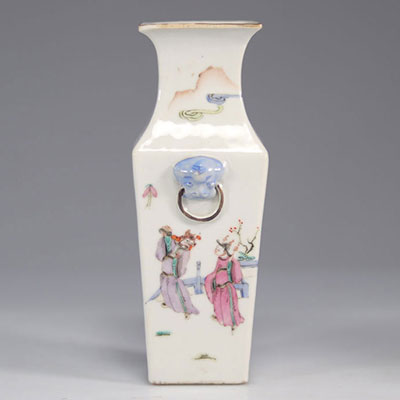 Vase en porcelaine de chine famille rose décor de personnages