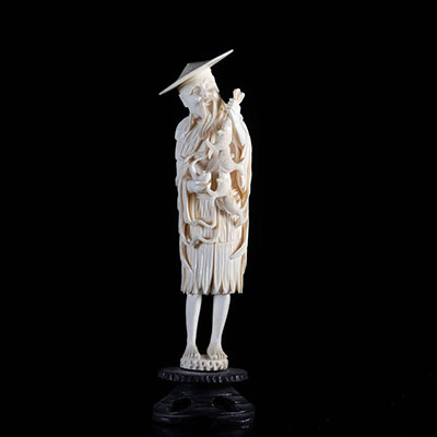 Japan Okimono fisherman in carved ivory early 20th century