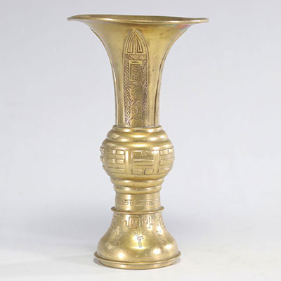 Vase en bronze de forme GU à décor archaïque