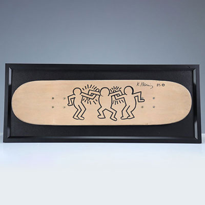 Keith Haring. « Sans Titre ». Trois personnages. 1985. Marker noir sur planche de skateboard. Signée « K.Haring » feutre noir. Datée 85.