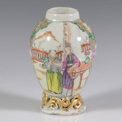 Chine petit vase en porcelaine de la famille rose