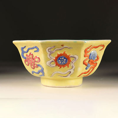 Bol en porcelaine a haut relief marque Qianlong.Chine XIXème.