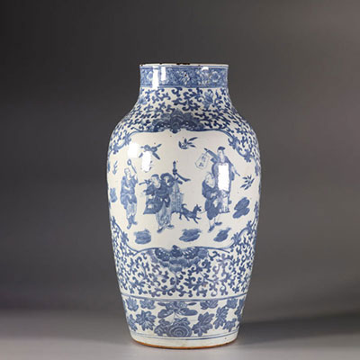 Chine vase blanc bleu à décor de personnages