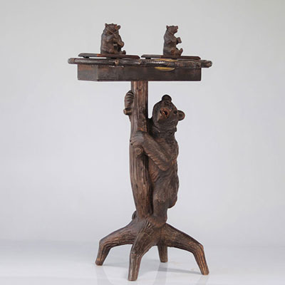 Table de fumeurs en bois sculpté décorée d'ours 19ème