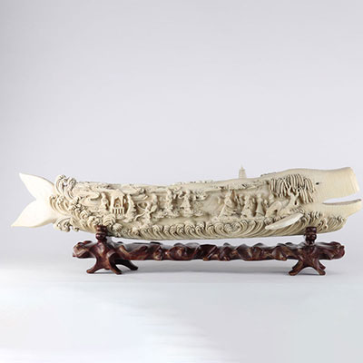 Importante sculpture chinoise en ivoire en forme de baleine