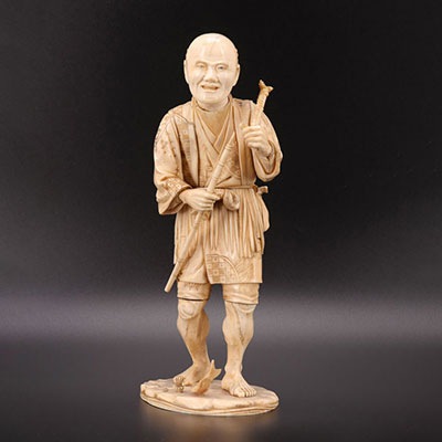 Grand okimono japonais pêcheur sculpté en ivoire période Meiji 