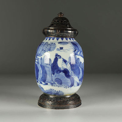 Vase monté argent en porcelaine blanc-bleu style transition . XVIIème