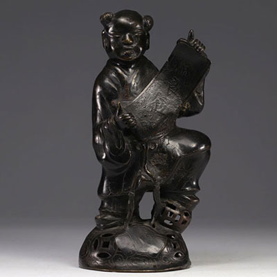 Chine - sculpture en bronze de jeune garçon portant un parchemin.