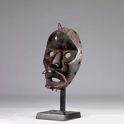 Masque Dan/Kran - Très ancien masque Dan/Kran (Côte d'Ivoire). Visage très vigoureux à la bouche large et expressive et aux pommettes saillantes. Les yeux ronds sont bordés d'une résine noirâtre.