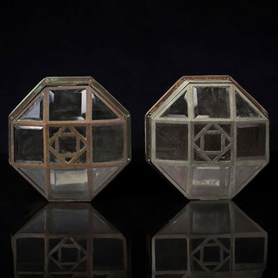 Josef HOFFMANN & WIENER WERKSTÄTTE 1870-1956 Paire d’appliques - circa 1905 Monture en métal nickelé à corps octogonal enchâssant des dalles de verre en partie supérieure à bordure biseautée.