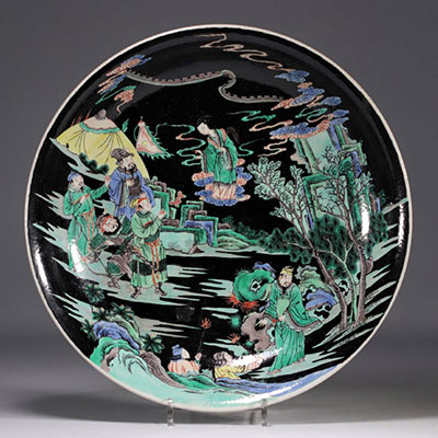 Grand plat en porcelaine de la famille verte à décor de personnages marque de Kangxi