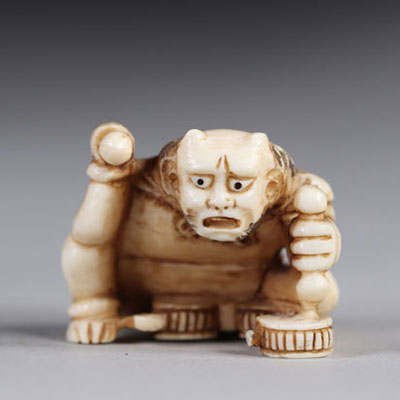 Netsuke/Okimono sculpté d'un démon assis. Japon début 20ème