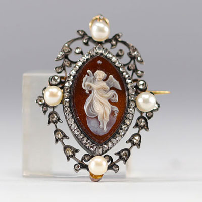 Pendant brooch centered on an agate cameo surrounded by rose-cut diamonds and small pearls based on a gold and silver setting