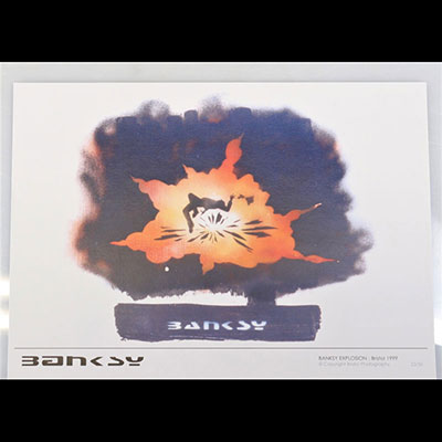Banksy. « Banksy Explosion ». Bristol, 1999. Tirage offset en couleurs, publiée par Bristol Photography en 1999. Edition limitée à 50 exemplaires. Signée dans la planche.