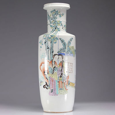Vase en porcelaine à décor de jeunes femmes XIXème