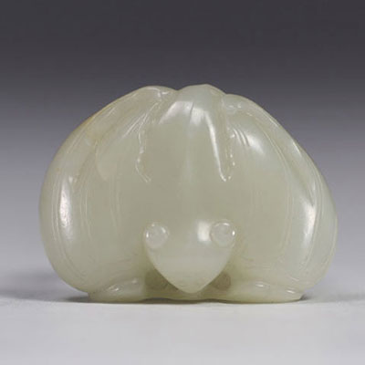 Chine - chauve-souris, bouton en Jade blanc sculpté, époque Qing.