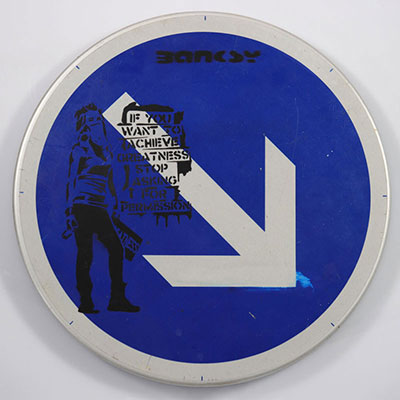 BANKSY (d’après) - Bombe aérosol & pochoir sur panneau de signalisation en métal - Signé « Banksy » au pochoir. Circa 2000