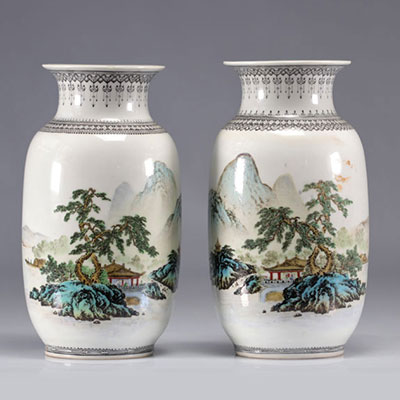 (2) Paire de vases en porcelaine 