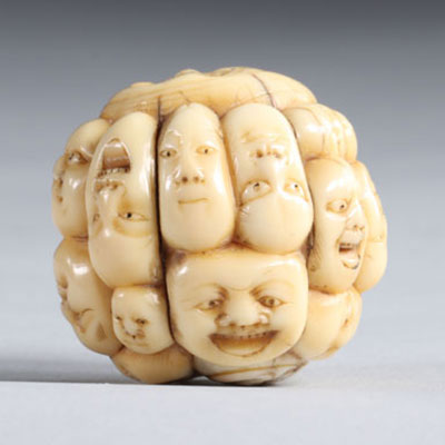 Netsuke sculpté de visages caricaturaux. Japon époque Meiji 19ème