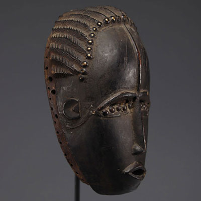 Baoulé, Côte-d'Ivoire, masque féminin rehaussé de clous
