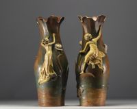 Bernhard BLOCH (1836-1909) - Paire de vases Art Nouveau en terre cuite à décor de jeunes femmes.