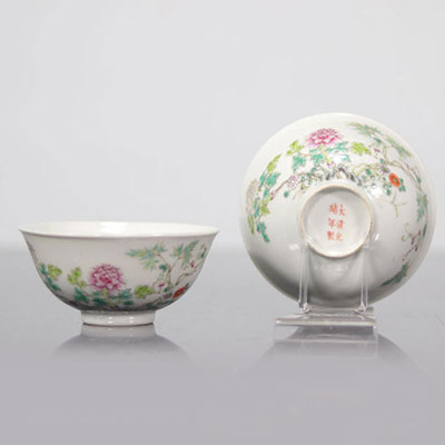 Pair of famille rose bowls decorated with flowers