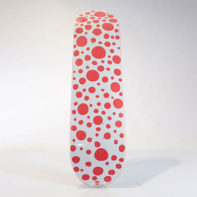 Yayoi Kusama (after) - Red Dots , 2018 Sérigraphie sur planche de skateboard Réaliser en édition limitée par Yayoi Kusama en collaboration avec le MoMA en 2018