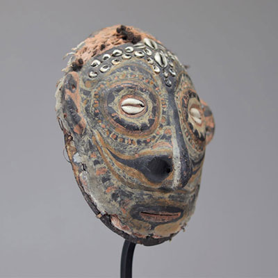 Ancien masque Sepik nouvel guinée peint et orné de cauris