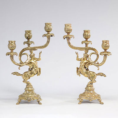 Paire de candélabres en bronze en forme de centaures portant les torches