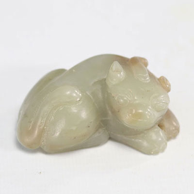 Jade carved in the shape of a lion lying down from Qing period (清朝)