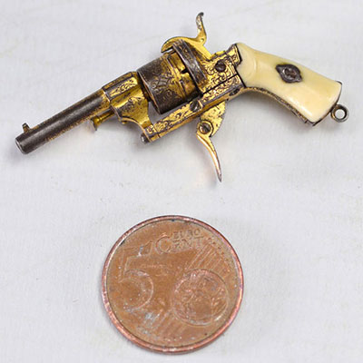 Rare pistolet miniature à broche de la fin du XIXe siècle.