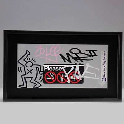Keith Haring, (attr). Dessin au feutre noir, rose et blanc sur une plaque Plexiglas du métro de New York City.