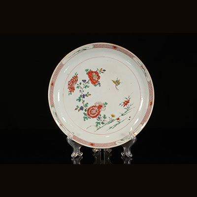 Chine - plat en porcelaine de la famille verte et fond capucin,  époque Kangxi
