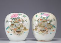 Paire de vases en porcelaine à décor de chiens de Fö XIXème