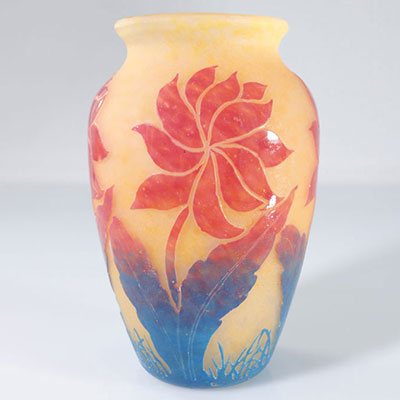 Vase Art-Deco DEGUE aux fleurs stylisées rouges et bleues, gravé a l'acide , vers 1925