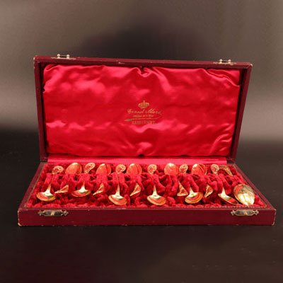 12 cuillères en vermeils de style Louis XV.