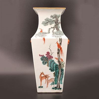 Chine - Vase quadrangulaire décor de singes, d'oiseaux, de cailles et de daims 19ème
