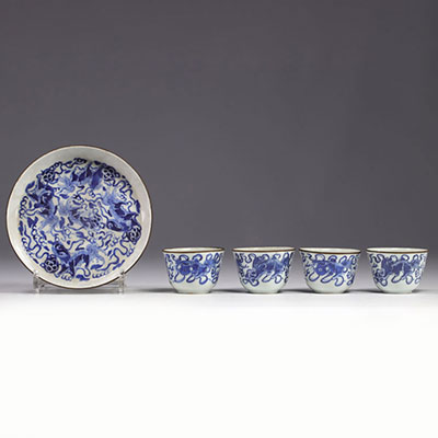 Service à thé avec un plateau et 4 bols en porcelaine banc et bleu à décor de chiens