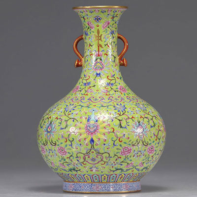 Vase en porcelaine de chine famille rose à décor de fleurs sur fond jaune d'époque République
