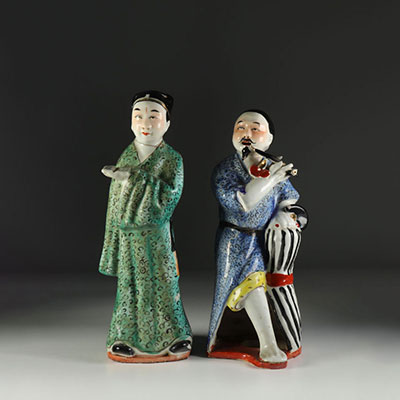 Deux statuettes en porcelaine , Chine début XXème.