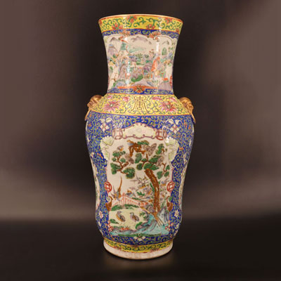 Vase en porcelaine de chine décor à cartouches d’oiseaux et scènes de batailles
