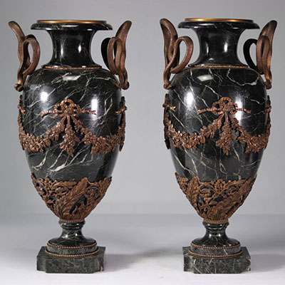 Imposante paire de cassolettes en marbre et bronze ornées de serpents
