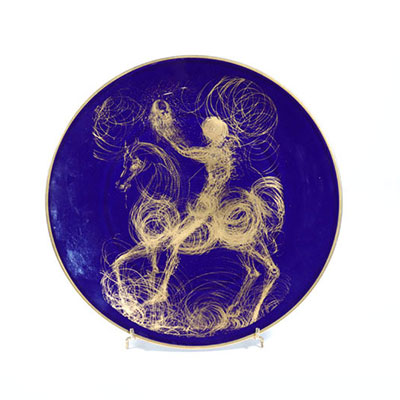 Salvador Dali. « Le Cheval du destin ». 1968. Assiette en porcelaine de Limoges bleu de four et Or. Signée « Dali » sur le devant à la dorure. Signée au dos « Dali ».  