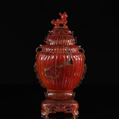 Imposant brûle parfum polylobés en agate rouge sur piédouche. CHINE, époque Qing. 