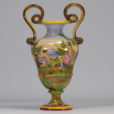 Vase à décor peint en Majolique italienne, anses en forme de serpents du XIXe siècle.