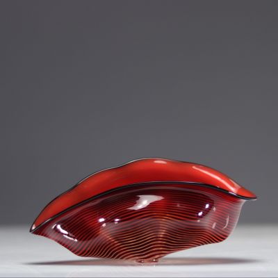 Dale Chihuly (Tacoma 1941) coupe en verre soufflé, fond rouge avec dégradé noir