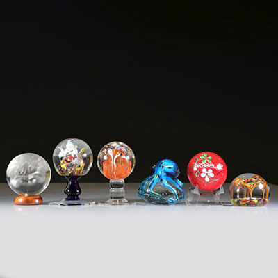 Paperweight. Lot of 6. 5 various origins and 1 Beerden with base