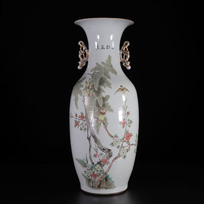 Grand vase en porcelaine polychrome à décor d'oiseaux, début XXe CHINE