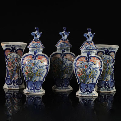 DELFT, XVIIIe siècle. Ensemble de 2 vases et 3 potiches courtes en porcelaine. Marque BP.